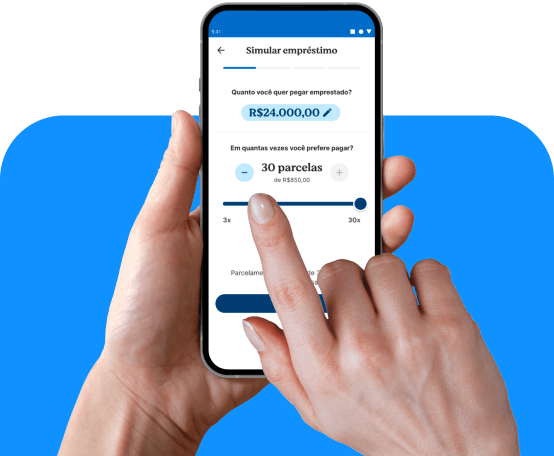 Mão segurando celular com tela mostrando simulação do empréstimo consignado