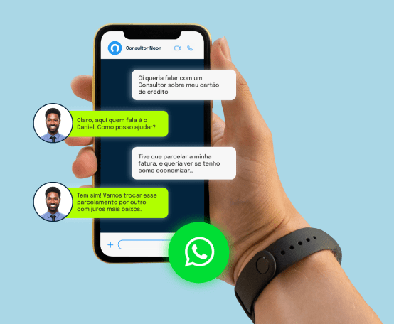 Mão segurando celular com tela mostrando orientação financeira da Neon pelo WhatsApp