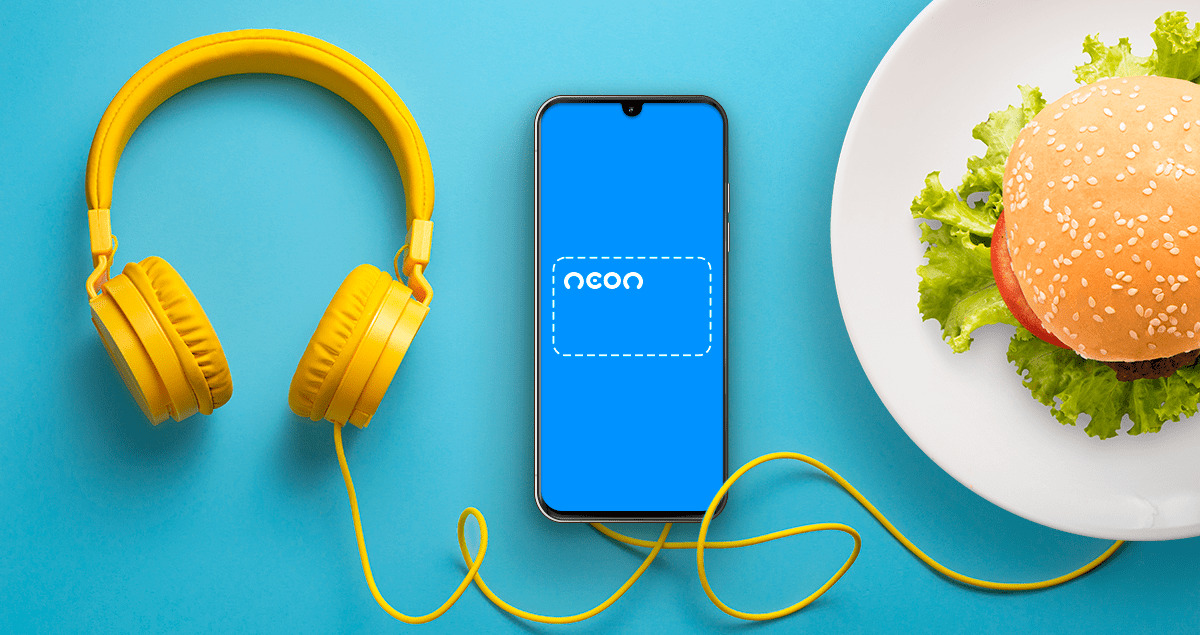 Fone de ouvido ao lado de celular e prato de comida