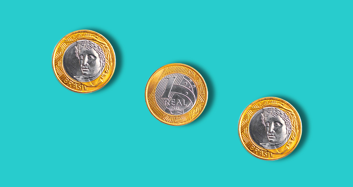 Moedas enfileiradas sobre fundo verde-água