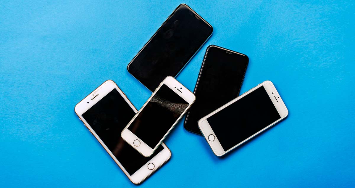 Celulares antigos sobre fundo azul