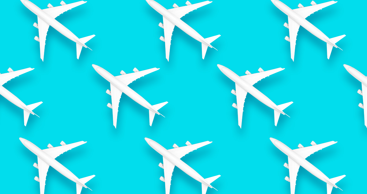 Aviões brancos sobre fundo azul