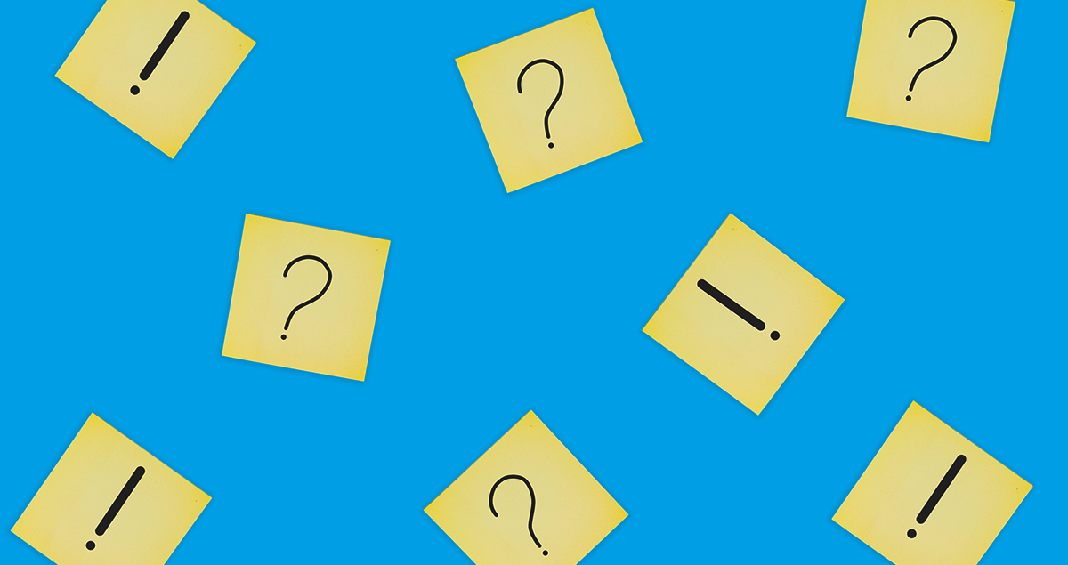 Post its amarelos com pontos de exclamação e interrogação espalhados sobre fundo azul
