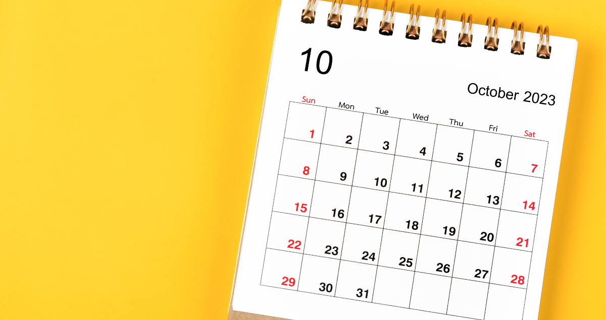 Calendário em frente a fundo amarelo