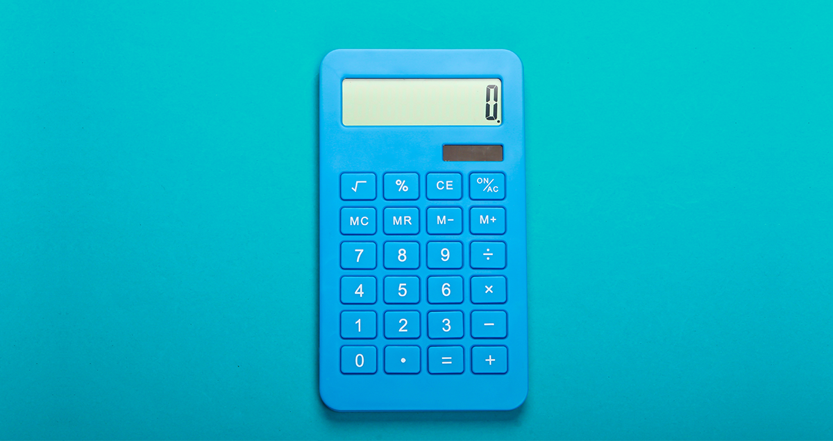 Calculadora em frente a fundo verde-água
