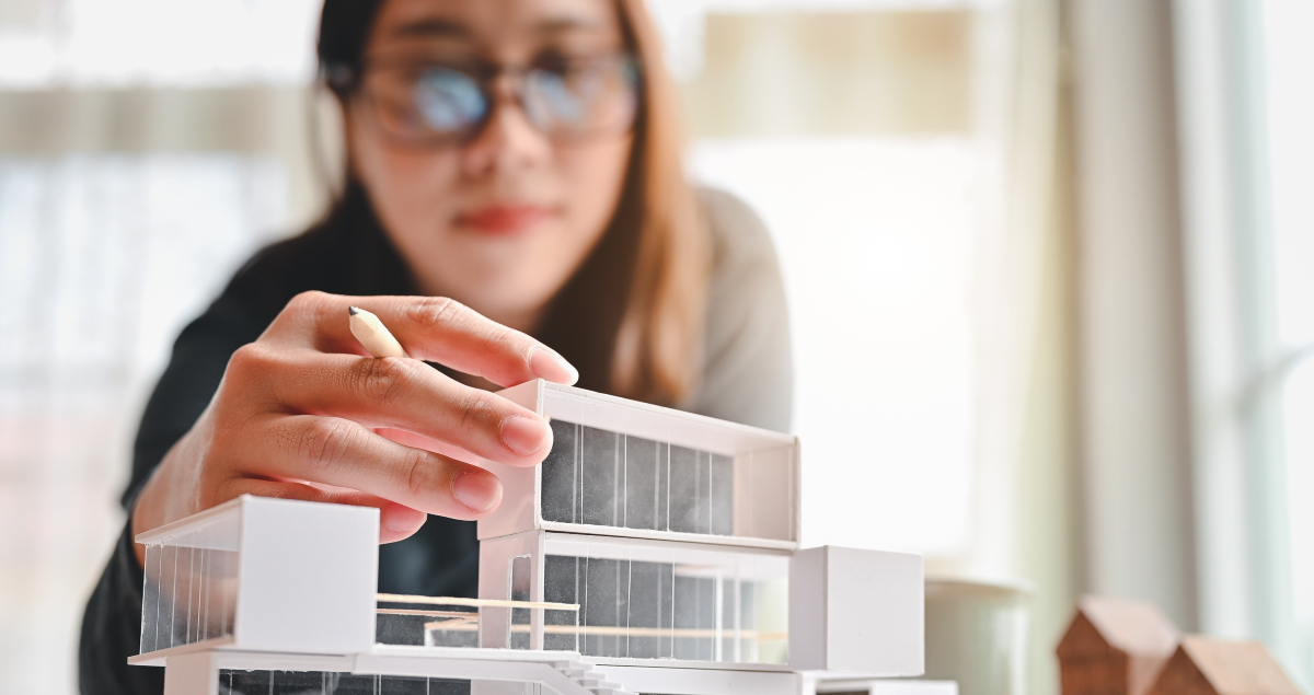 Mulher construindo uma maquete