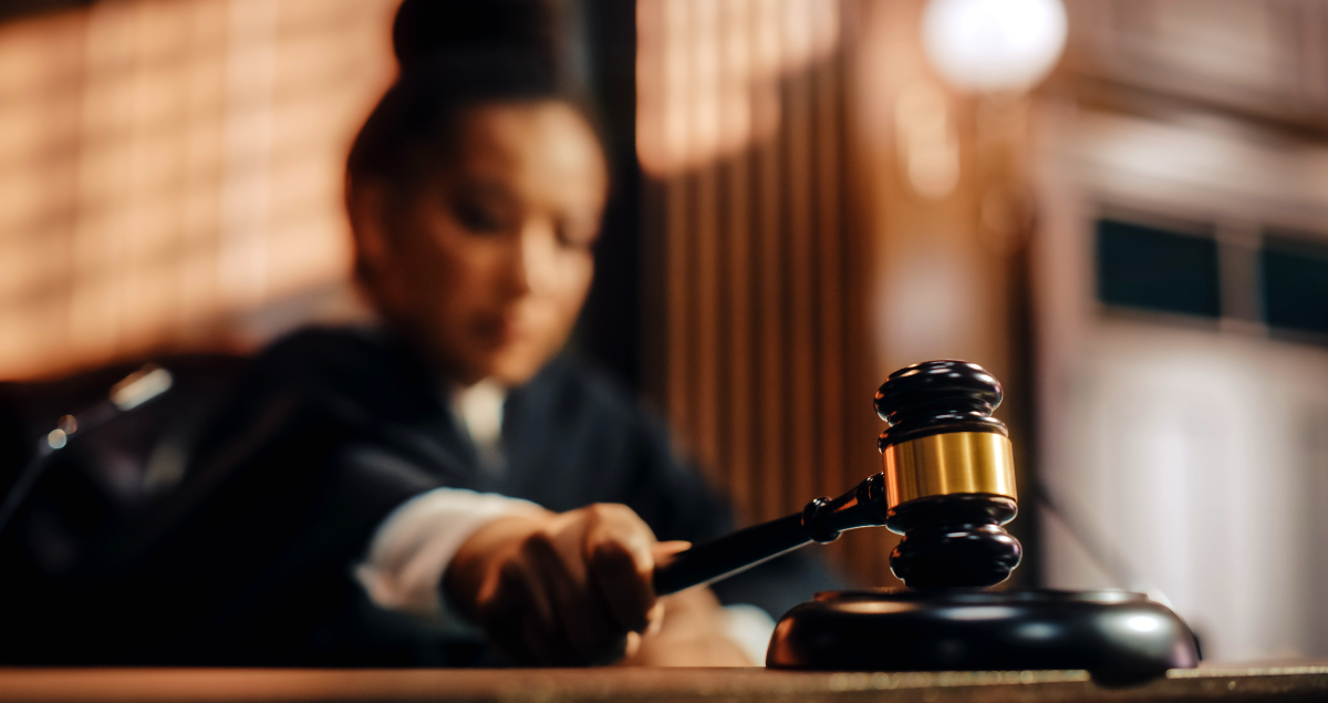 Juíza segurando martelo em tribunal