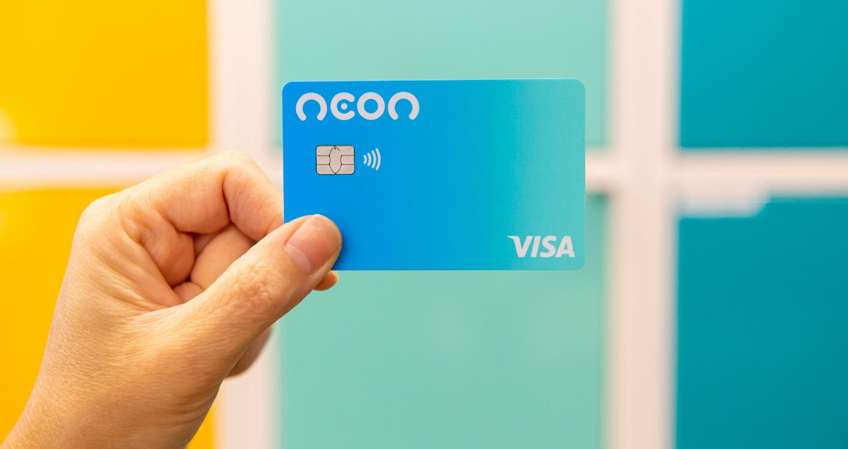 Pessoa segurando cartão Neon
