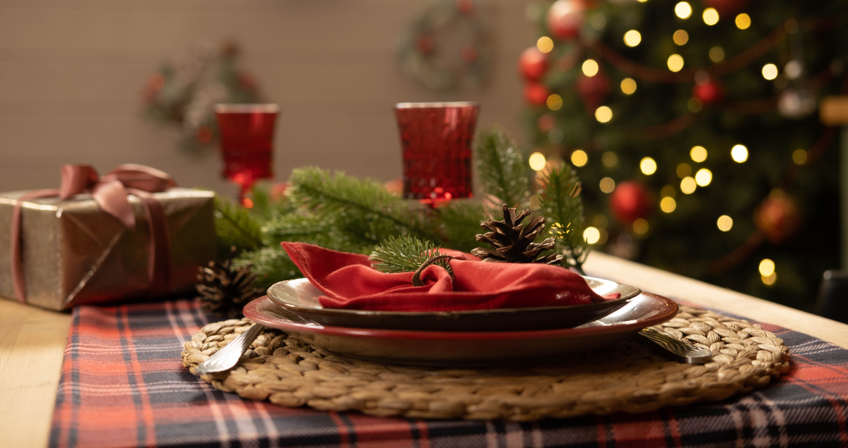 Mesa posta com decorações de Natal