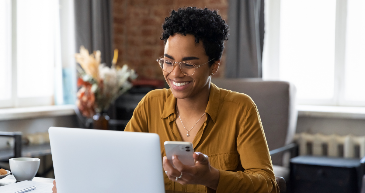 Mulher feliz em frente a computador