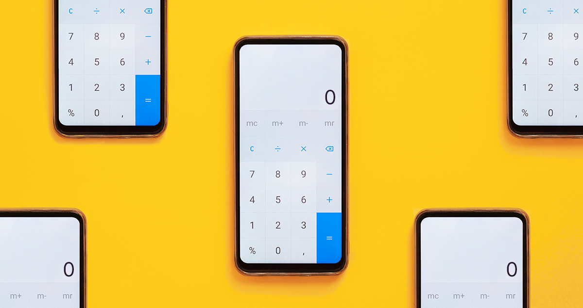 Celulares com tela mostrando calculadoras em frente a fundo amarelo