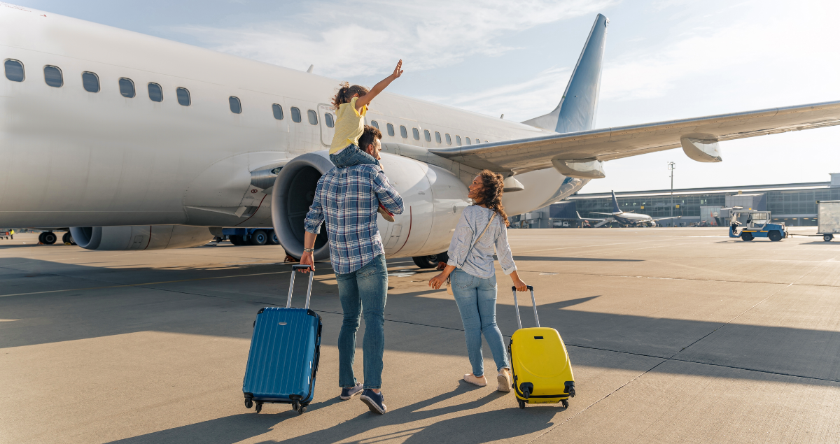 Homem, mulher e criança em pista de avião prestes a embarcar