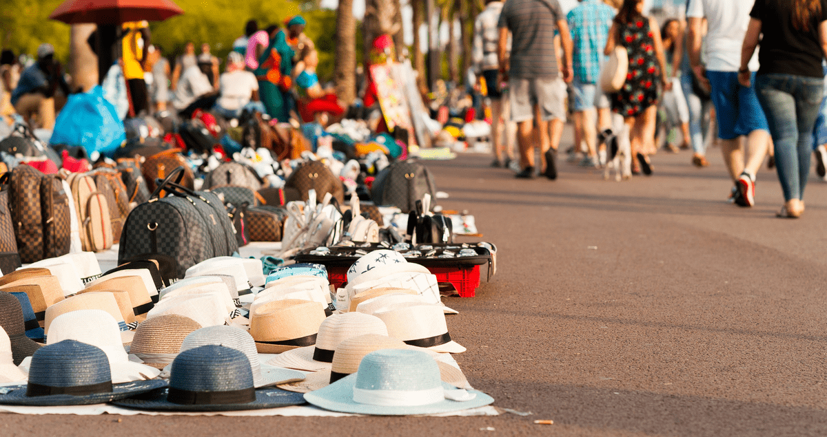 Chapéus e bolsas em exposição em calçada