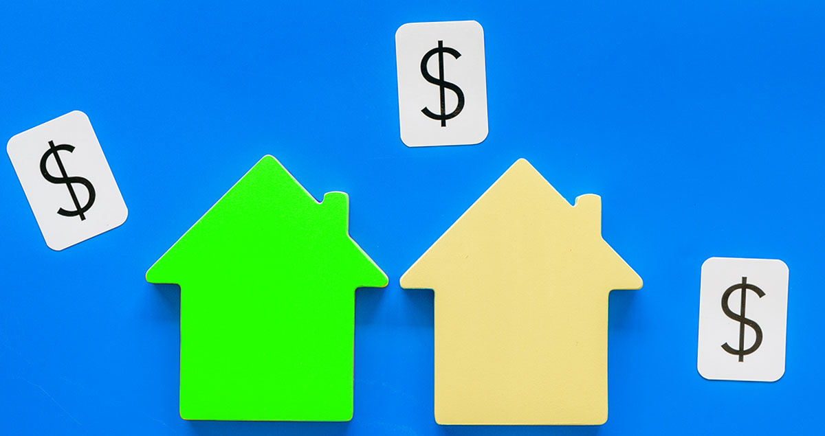 Duas ilustrações de casas em frente a fundo azul com cifrões ao redor