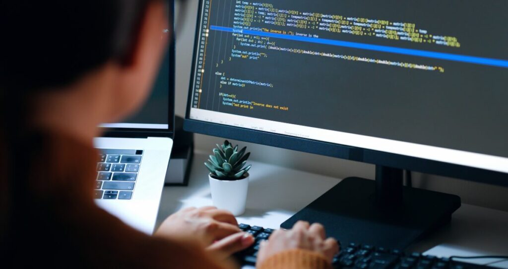 Pessoa escrevendo em código no computador