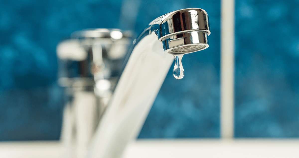 Torneira com uma gota d'água