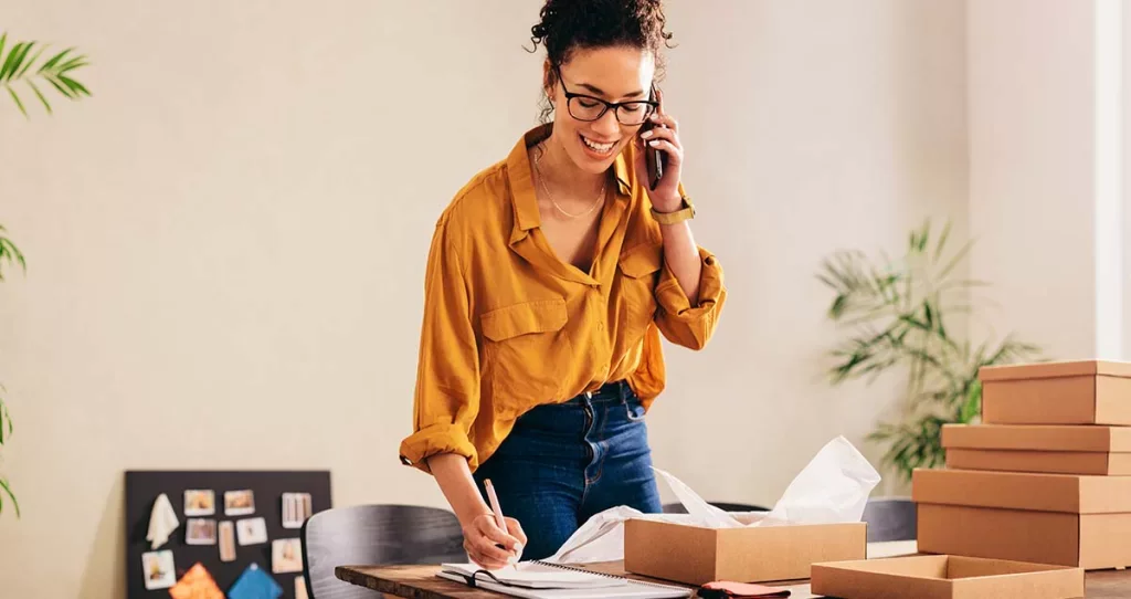 Boa notícia para quem quer aumentar os lucros: existem inúmeras opções de coisas para vender fácil e garantir uma boa renda no fim do mês. Escolher bem os produtos de sua loja é o primeiro passo para gerar resultados e fidelizar seus clientes! A seguir, confira 20 dicas imperdíveis de como se tornar um microempreendedor de sucesso! 15 coisas para vender fácil como MEI Muitas vezes, nos falta inspiração para definirmos o catálogo da nossa loja, não é mesmo? Isso é totalmente compreensível, já que são infinitas as possibilidades comerciais. Nesse sentido, conhecer os tipos de produtos com boa saída permite que você economize tempo — e dinheiro. Continue lendo e fique por dentro do que mais vende nas lojas de microempreendedores individuais (MEI). 1. Roupas Não tenha dúvidas: vender roupas é um clássico do empreendedorismo. Afinal, a procura por vestuário é constante! Veja alguns dos nichos que mais movimentam a indústria da moda: Trajes de banho: maiôs, biquínis e saídas de praia Roupas de frio (nos meses de outono/inverno): suéteres, moletons e cardigans Roupas sociais: calças de alfaiataria, camisas de linho Pijamas. Leia também: Como abrir uma loja de roupas femininas. 2. Peças usadas A venda de produtos de segunda mão é outra possibilidade prática para gerar uma renda extra. Isso por conta da recente valorização de práticas sustentáveis, como a reutilização de materiais. De livros velhos a roupas e acessórios, são inúmeras as possibilidades de lucro com a economia circular. Saiba como montar um brechó. 3. Bijuterias Assim como as roupas, os acessórios “da moda” estão em constante atualização. Com isso, surge a chance de sempre lançar novos estilos de adereços, como brincos, anéis e colares. E mais: se você gosta de trabalhos manuais, é possível fabricar seus próprios materiais! Veja como fazer suas bijuterias e empreender com sucesso! 4. Maquiagens Batom, base, rímel, blush e até sombras coloridas… o mercado de cosméticos é gigantesco, oferecendo espaço para quem quer começar a empreender do zero. Uma boa dica é se tornar revendedora de marcas conhecidas e garantir sua primeira clientela. Separamos alguns conteúdos para você conferir: Como revender Eudora? Como revender Boticário? Como revender Quem Disse Berenice? Como revender Natura? 5. Calçados A venda de calçados também é uma ideia para quem deseja atuar como microempreendedor individual. Existem cidades no Brasil que são famosas por serem polos de fabricação de sapatos, como os municípios paulistas de Franca e Jaú. Quem mora perto dessas regiões, garante a facilidade de conseguir estoque a custo mais acessível. 6. Velas aromáticas Com baixo custo inicial, fabricar velas aromáticas é uma opção interessante para quem é artesão. Ao variar formatos, cores e aromas, é possível criar coleções criativas e muito acessíveis. Dicas de aromas: lavanda, camomila, canela, café, alecrim e até frutas cítricas. 7. Sabonetes artesanais Sabonetes artesanais são produtos populares por conta de seus ingredientes naturais e sustentáveis. Por exemplo, é frequente o uso de óleos essenciais, ervas e aditivos naturais que beneficiam a pele. Além da formulação caprichada, invista em forminhas para criar sabonetes com formato criativos, como ursinhos e frutas. 8. Decoração de festa temática Não tem erro: o setor de festas movimenta o comércio o ano todo. Isso porque, além dos feriados comemorativos, os aniversários também geram alta demanda por decoração temática. Veja só alguns itens muito procurados: toppers de bolo ilustrados, centros de mesa, painel de desenho animado, lembrancinhas e sacolinhas-surpresa. Saiba como fazer artesanato de resina para suas decorações de festa. 9. Kit festas Ainda no ramo das festas, existe a opção de atuar como MEI vendendo conjuntos prontos de itens pré-selecionados para festas. Por exemplo, um kit de festa junina pode vir com alimentos típicos, decorações de bandeirinhas e prendas para os jogos. 10. Itens personalizados A venda de itens personalizados é um ramo lucrativo e muito diverso. Afinal, as estampas podem ser aplicadas em incontáveis materiais, como camisetas, chaveiros, canecas e capas de almofadas. Para cada tipo de técnica de personalização, existem equipamentos específicos. Assim, faça uma análise da viabilidade financeira para definir os investimentos mais adequados financeiramente. Leia também: o que é controle financeiro empresarial? 11. Doces Se você possui habilidades culinárias, já sabe: vender doces artesanais como MEI é uma ótima maneira de começar a empreender. Confira algumas ideias de sucesso: Bolo gelado Bolo de pote Brigadeiro Brownie Cookies Trufas Pão de mel Cupcakes Pé de moleque e pé de moça. 12. Salgados Já que mencionamos os doces, não podemos deixar de citar os salgados! Com o CNAE de venda ambulante de alimentos, o MEI pode comercializar produtos como tortas, empadas, quiche, coxinha e muito mais. Outra opção é preparar lanches. Como abrir uma lanchonete com o CNPJ MEI. 13. Itens de papelaria Cadernos, bloquinhos de anotação, canetas coloridas e borrachas de formatos variados: os itens de papelaria fazem sucesso com clientes de todas as faixas etárias! Você pode revender itens de outras marcas ou produzir artesanalmente seus produtos. Saiba como montar uma papelaria de sucesso. 14. Livros Sejam novos, usados ou digitais, vender livros é uma tradicional atividade comercial. Procure por plataformas específicas, como a Estante Virtual, e monte sua loja online. 15. Infoprodutos Por fim, mas não menos importante: os produtos digitais! Se você tem conhecimento técnico aprofundado em alguma área, vale a pena montar cursos, e-books e outros infoprodutos para garantir um bom dinheiro. A seguir, explicamos mais sobre o que vender fácil nas plataformas digitais. Coisas para vender fácil na internet Com o fortalecimento dos aplicativos de e-commerce, todos os produtos que sugerimos podem ser vendidos facilmente pela internet. Atualmente, os próprios consumidores dão sinais de preferência pelas lojas digitais. Pesquisas indicam que 51% dos brasileiros preferem fazer compras online do que em estabelecimentos físicos. Veja 50 dicas do que vender na internet. Por que abrir um MEI ajuda a vender mais? Se você ainda não abriu sua empresa formalmente, saiba que o CNPJ MEI oferece muitas vantagens práticas para os empreendedores: Reduzida carga burocrática, permitindo que o MEI foque seus esforços na divulgação e venda de produtos Baixo valor tributário mensal, o que facilita o lucro da empresa Permissão para emitir nota fiscal, fortalecendo a imagem de seriedade da empresa perante os clientes. Sem contar os benefícios do INSS e a facilidade de adquirir crédito bancário. Todo o procedimento de abertura do MEI leva apenas poucos minutos e é 100% gratuito. Com o app MEI Fácil por Neon, você abre seu CNPJ pelo celular e ainda acessa inúmeras funcionalidades para seu dia a dia como microempreendedor. Agora que você conhece a lista de coisas para vender fácil, não perca mais tempo: abra seu CNPJ com a MEI Fácil por Neon!