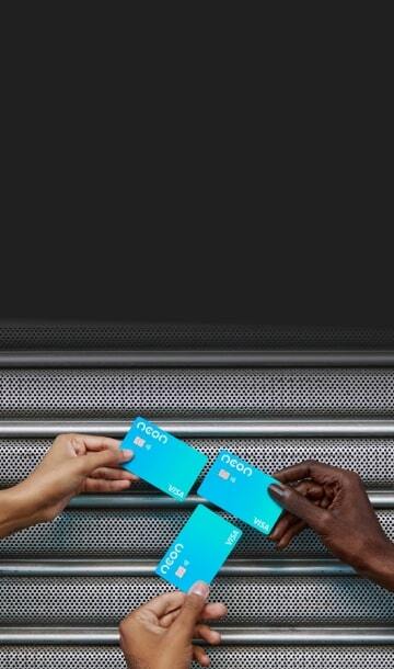 Três mãos segurando três cartões de crédito Neon em frente a fundo metálico