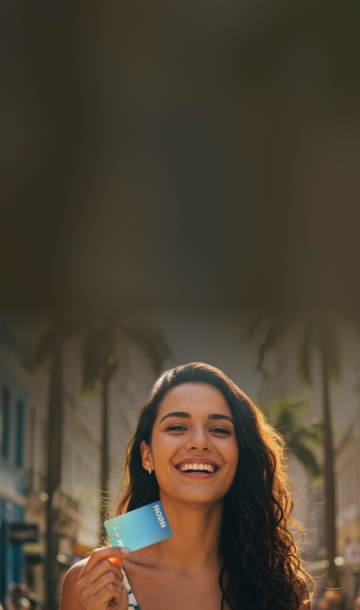Mulher sorrindo e segurando o cartão Neon