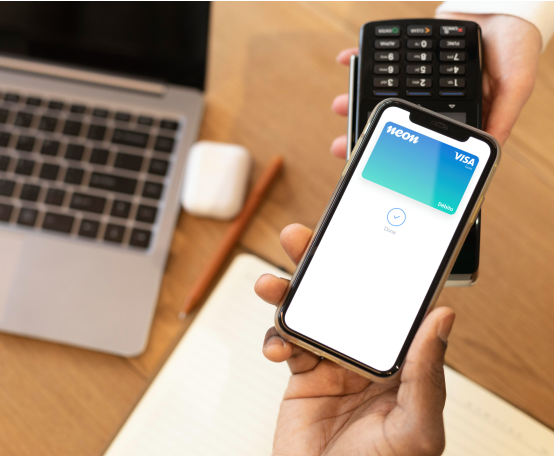 Pessoa encostando celular na maquininha para fazer pagamento