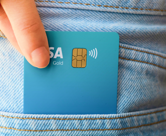 Mão tirando cartão Neon do bolso de uma calça jeans