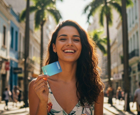 Mulher segurando o cartão da Neon e sorrindo