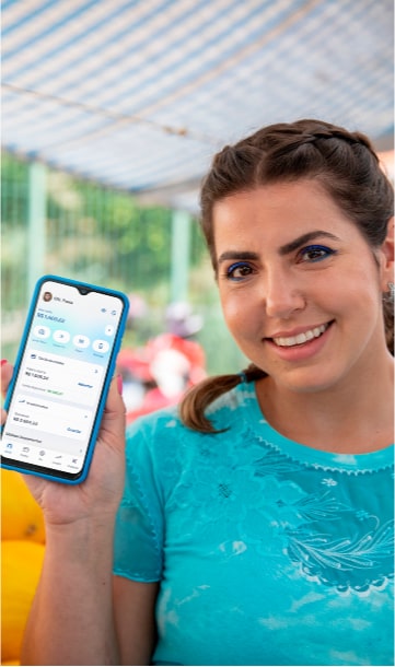 Mulher de blusa azul segurando celular com tela mostrando aplicativo Neon