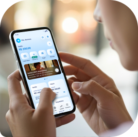 Mulher com cabelos cacheados sorrindo olhando para celular com cartão Neon azul na mão, ilustrando contratação digital de empréstimo consignado