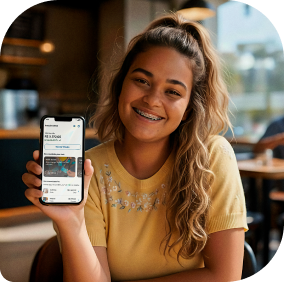 Mãos segurando cartão Neon azul em frente a produtos, ilustrando uso do cartão para compras do dia a dia