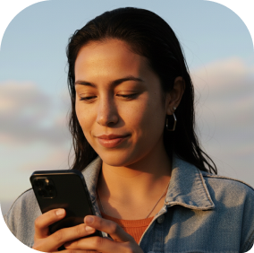 Mulher sorrindo enquanto mexe no celular