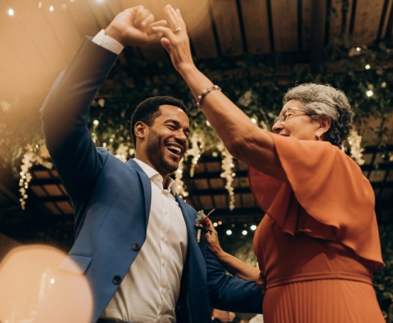 Um homem e uma mulher dançando em uma festa de casamento