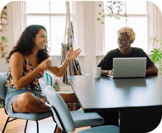 Pessoa segurando celular e sorrindo