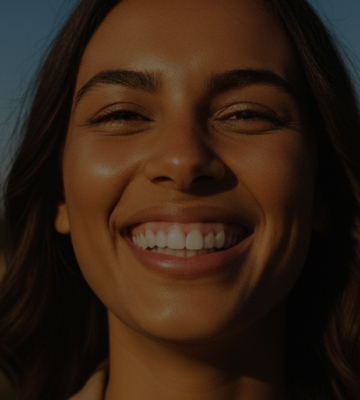 Mulher sorrindo com luz iluminando seu rosto