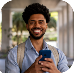 Homem com mochila segurando celular na mão