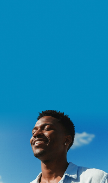 Homem sorrindo com os olhos fechados com rosto iluminado