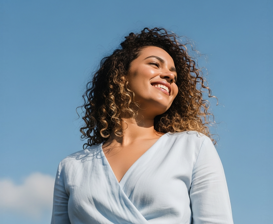 Mulher olhando para o lado e sorrindo com luz iluminado o rosto