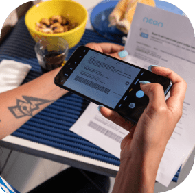 Pessoa escaneando código de barras de boleto com o celular