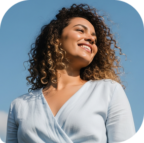 Mulher de blusao branca olhando para o lado e sorrindo